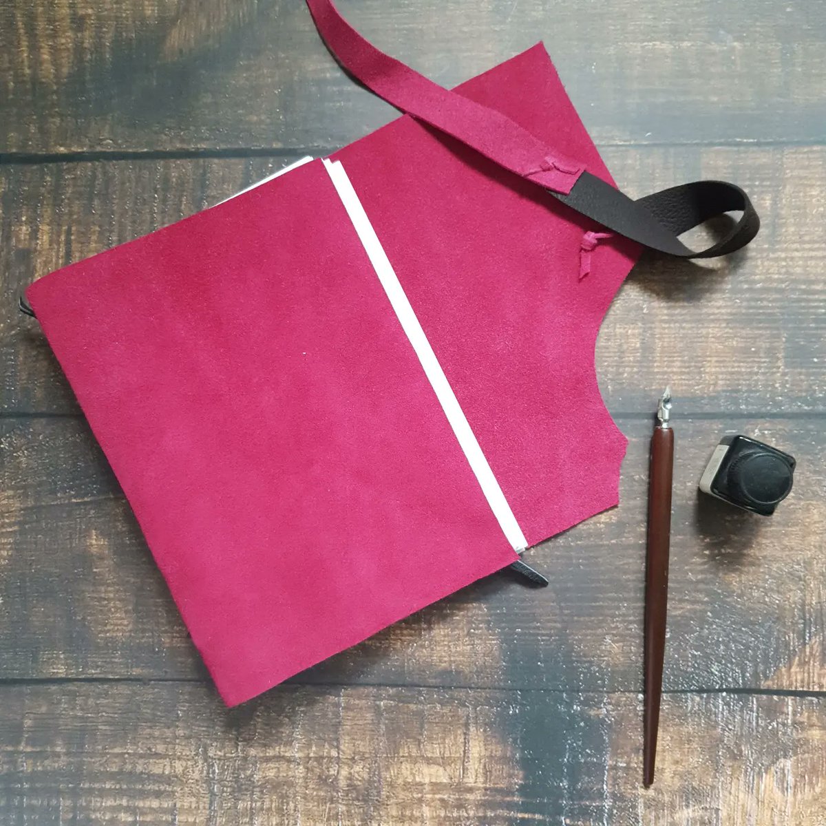 Guiwenneth's tweet photo. Hot pink #handmadejournal
https://t.co/P4c2GdnML8
#SmallBusiness #shopindie still on #etsy ... for now! https://t.co/3jjqRVAZOR