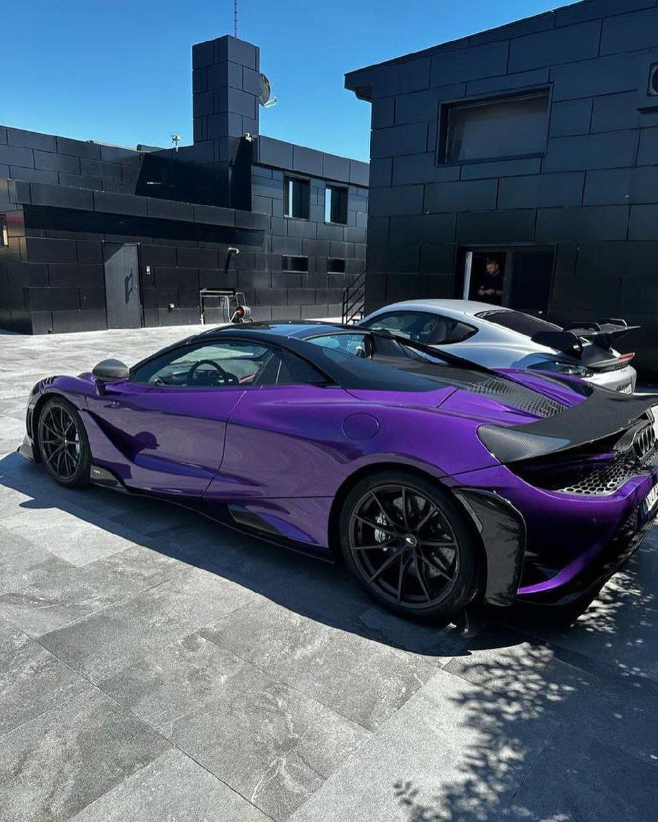 TateNews_'s tweet photo. TATE NEW CARS 🔥

TATE STAY WINNING REGARDLESS! https://t.co/RrHdb0rNmq