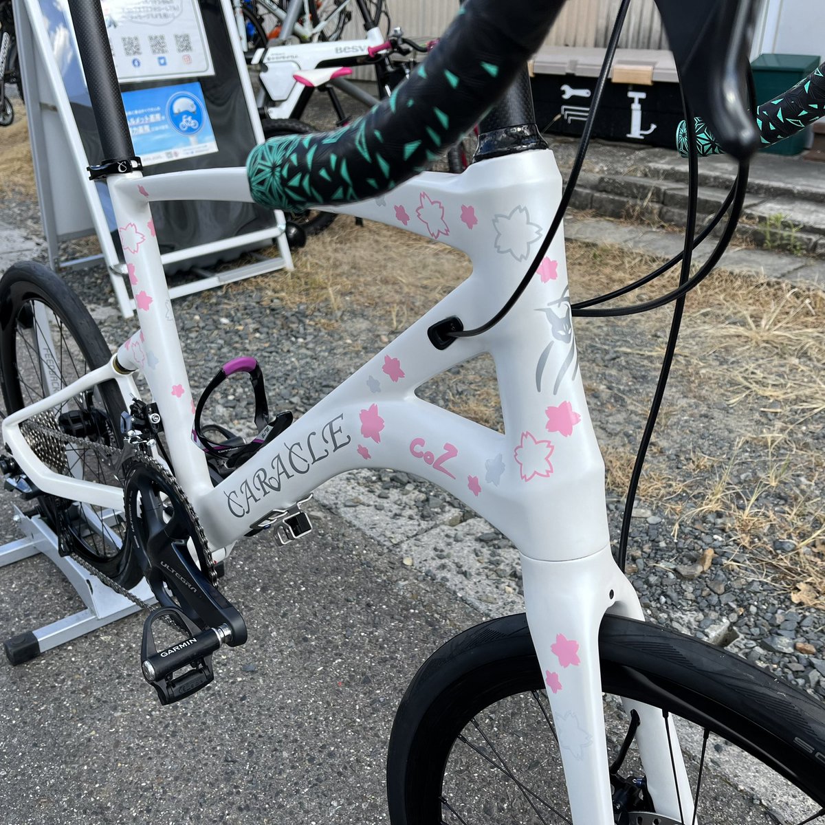 4731custom's tweet photo. CARACLE CoZを桜のステッカーでカスタムさせていただきました。
グレーに見えるのは、白の反射ステッカーにしてみました。

サドルとバーテープのグリーンも素敵ですね！

#CARACLE https://t.co/M1QW8rVFPH