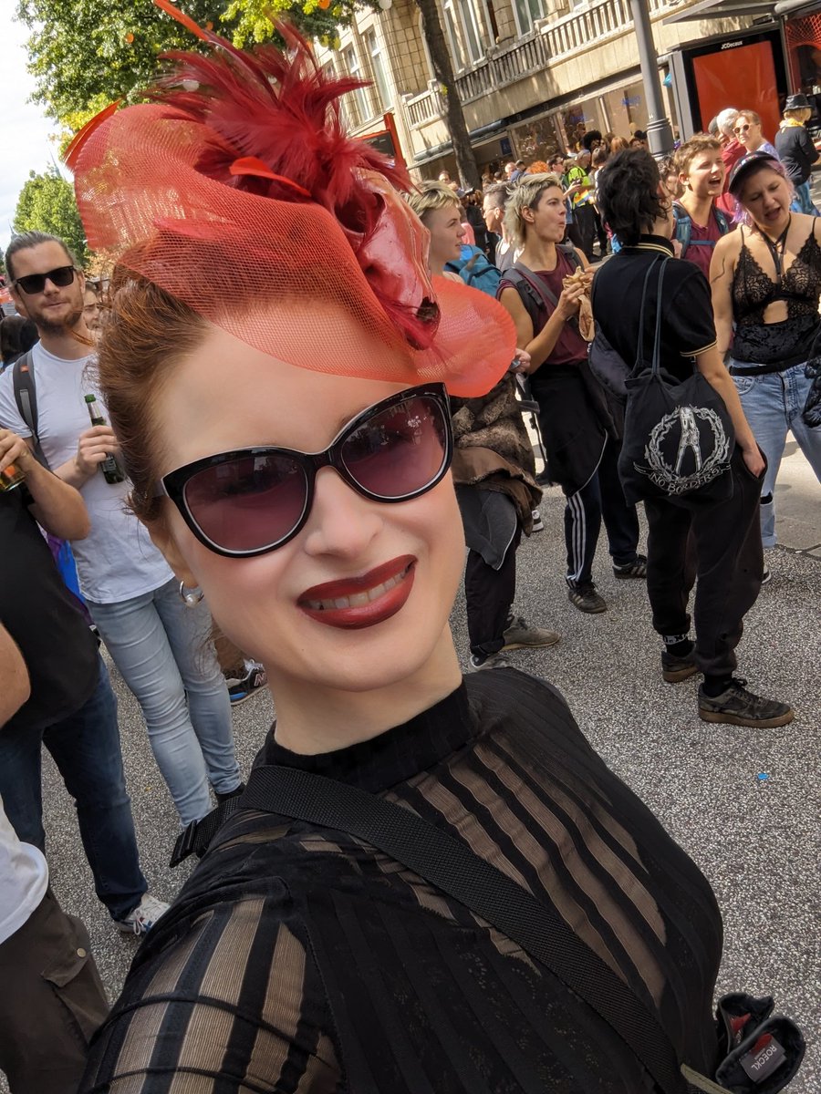 Kurze Pause in der Mönckebergstraße. Falls noch jemand für die letzten Meter dazustoßen möchte: Wir stehen gerade vor P&C / Galeria Kaufhof und warten darauf, dass es weiter geht ...

#Sexworkiswork #Respectsexwork #Hamburgpride #CSD #Hamburg #Prideweek