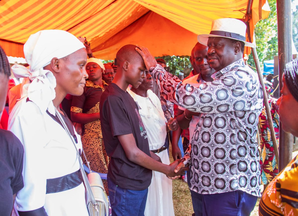 Akbas_Media's tweet photo. Azimio la Umoja Leader Raila Odinga attended Burial of David Ofwaya 34 years old Fanuel Okello 18 years, the two from Gem Siaya County were killed by the police during the protest. https://t.co/NfS6dTZJe0