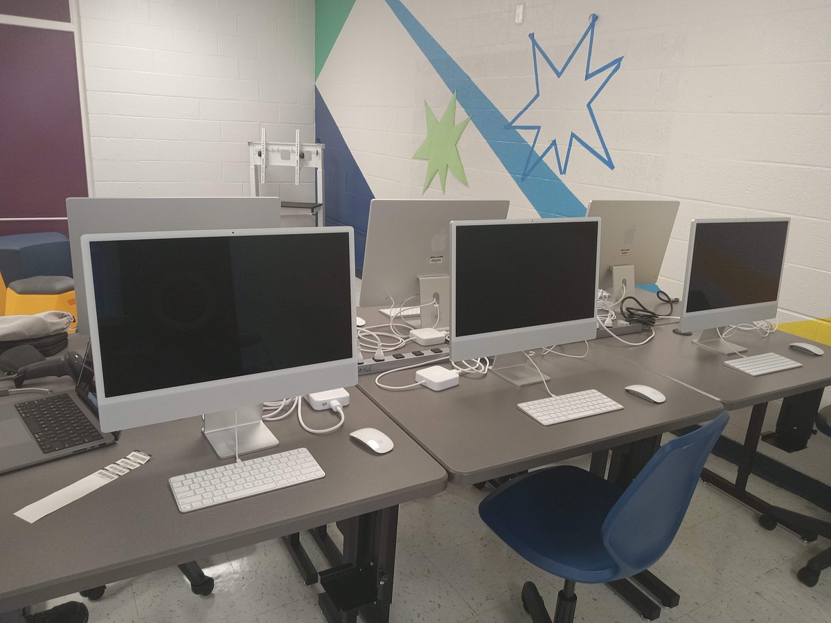 ArtTeacher2427's tweet image. 🔥What's this? The SparkLab in Chatham has computers! Woohoo! It's coming together🔥@WeAreSparkNC #OneChatham #OneAcademy #CCSDigitalLearning #BeTheOne #CCI