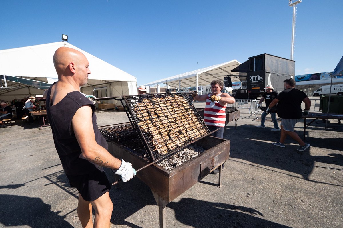 jrgomezbesteiro's tweet photo. 🐟 Boas festas hoxe en gran parte de #Galicia.
No #ConcellodeBurela a #FeiradoBonito é festa de interese turístico nacional. #Gastronomía galega de calidade 😋. Noraboa #CarmelaLópez
#Festas #Burela #pesca https://t.co/fGKJEWBVak