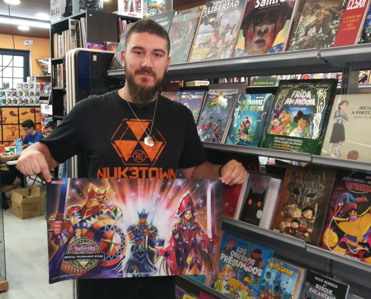 metropol_comics's tweet photo. Seguimos repartiendo los tapetes extra que dábamos a sorteo por venir a nuestras presentaciones de #NexusDuelista. Os recordamos que el mes que viene tenemos otra #Premiere de #YugiOh, en este caso de un #Structuredeck:  #TheCrimsonKing. Tu participación puede tener premio extra! https://t.co/mcQmUIYVp7