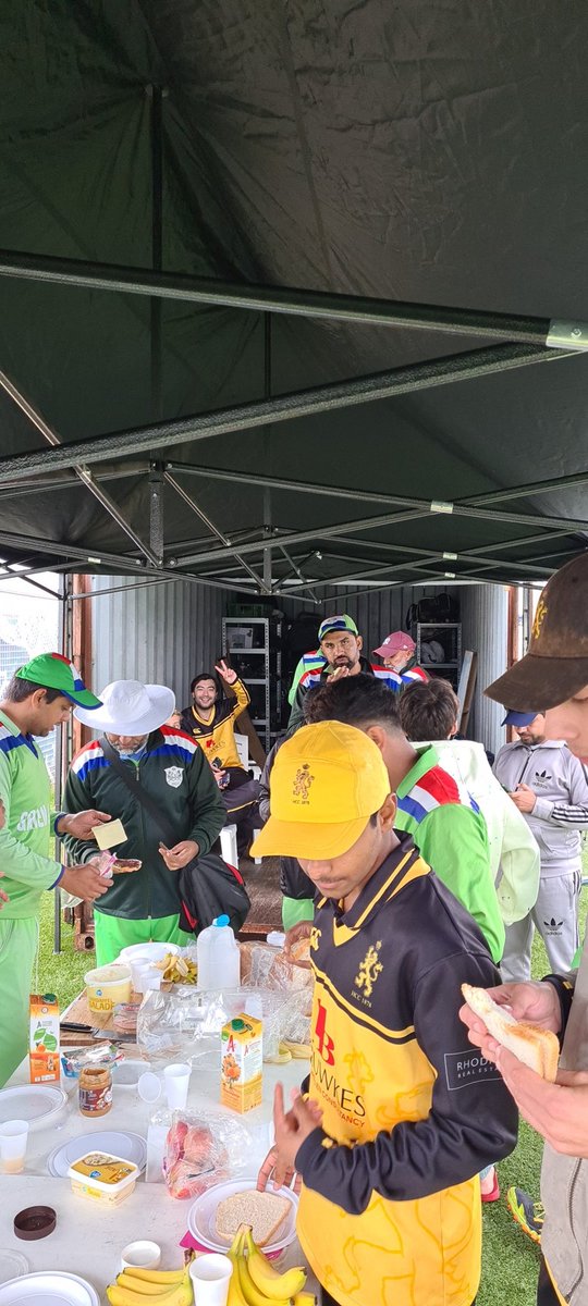 LJcricketer's tweet photo. Cricket in Nederland. Schuilen in de container op Groen en Wit. Kantine,  wc en kleedkamer net als vorige week dicht. @KNCBcricket hoe lossen we dit op? https://t.co/pQ4ixVWVxM