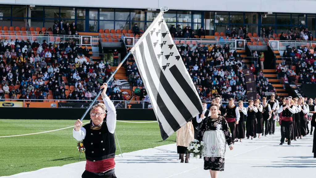 🇫🇷📚 CULTURE | Le Festival Interceltique de Lorient s'est ouvert ce 4 août, pour la 52eme édition
Le drapeau #breton fête aussi cette année ses 100 ans.

▶️ En breton le drapeau est appelé Gwenn ha Du.

▶️ Le premier Gwenn ha Du est créé entre 1923 et 1925 par #Morvan Marchal,