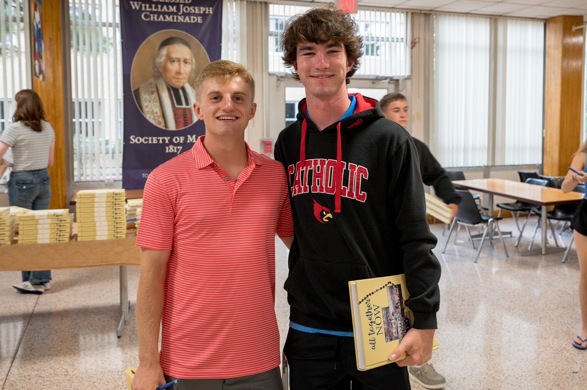 KMHSAlumni's tweet photo. Our newest alumni received their class yearbooks last night! We wish you all the best as you head off to college and look forward to seeing you again at KMHS in the future! https://t.co/tixTwVgzbA