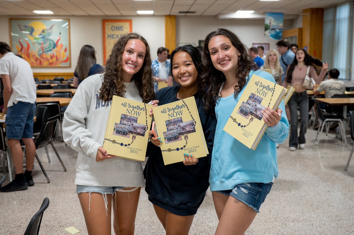 KMHSAlumni's tweet photo. Our newest alumni received their class yearbooks last night! We wish you all the best as you head off to college and look forward to seeing you again at KMHS in the future! https://t.co/tixTwVgzbA