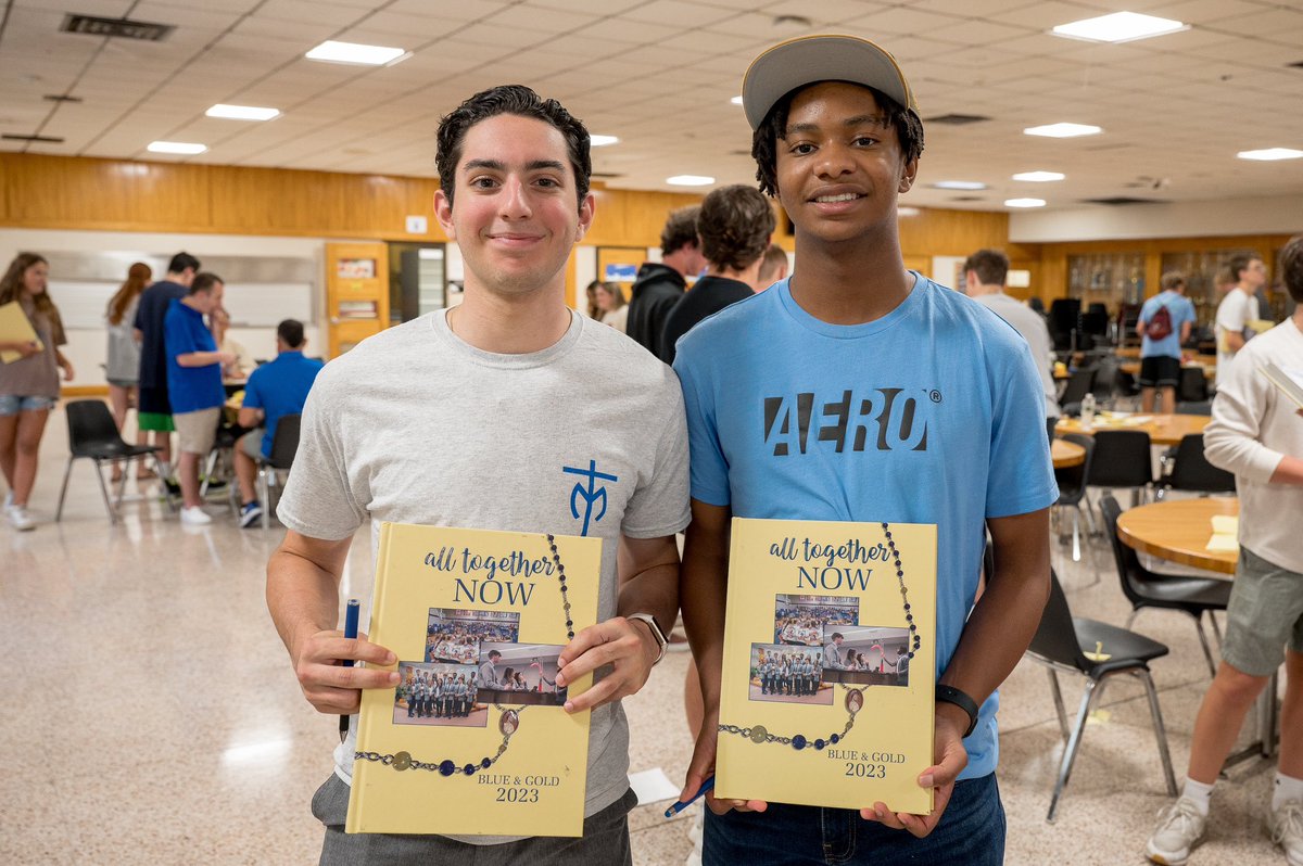 KMHSAlumni's tweet photo. Our newest alumni received their class yearbooks last night! We wish you all the best as you head off to college and look forward to seeing you again at KMHS in the future! https://t.co/tixTwVgzbA