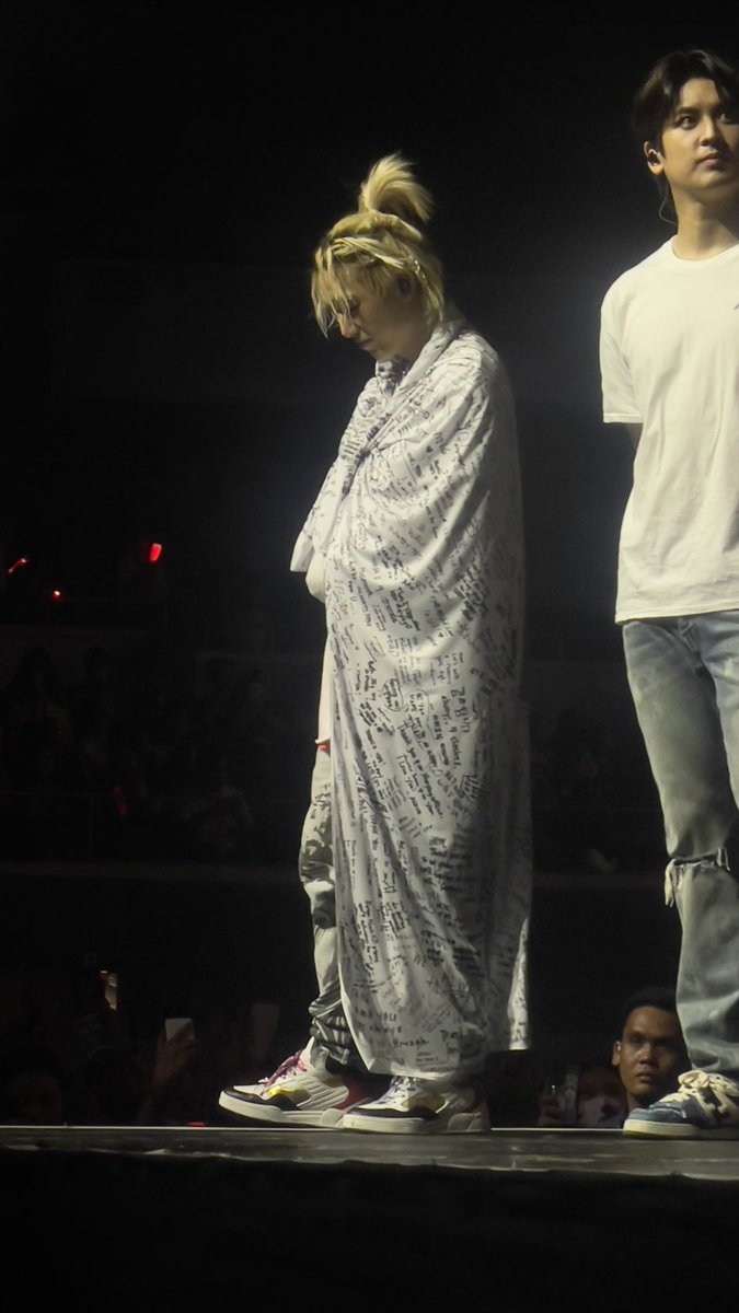 jiwonpizza's tweet photo. naur because jiwon is the LAST people you expect to cry but he’s crying omg i wanna hug him😭😭😭😭😭

#iKONinMANILA2023 https://t.co/AoMe8mPNlN
