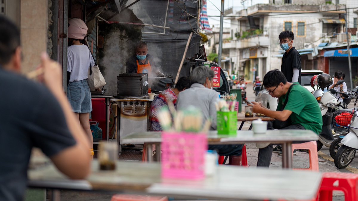 TheycallmeFons's tweet photo. Absolutely love this local gem in #Foshan #Shunde just steps away from my home! Selling local breakfast delicacies for 1-2 euros. Take-away, eat inside, share a table with other friendly locals – all possible. All delicious 😋😋 https://t.co/ZyfB4eBwM4