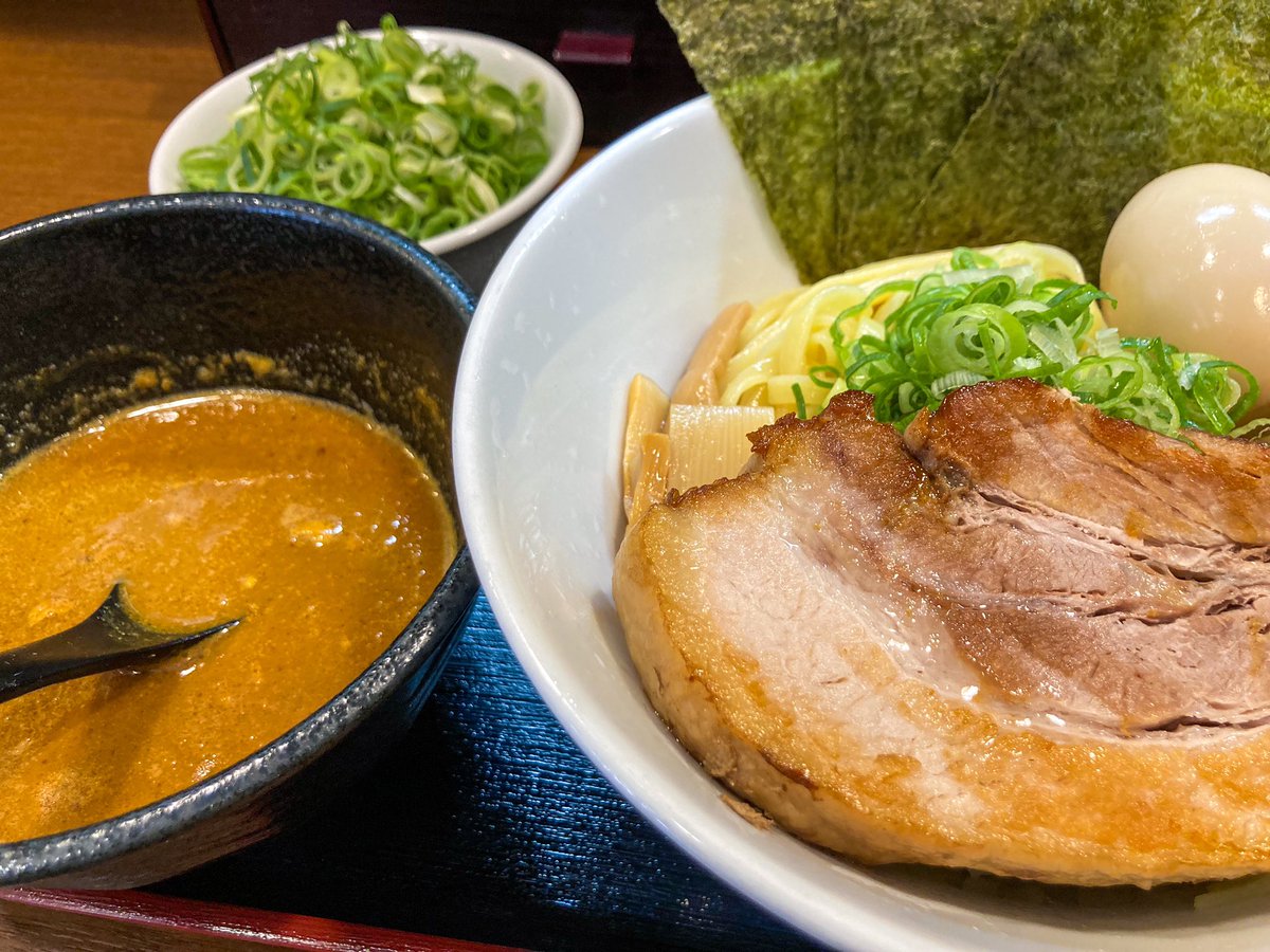 mtetsut's tweet photo. 今週の #こそっと さん
カレーつけ麺＋麺増し＋ネギ＋味玉＋メンマ
暑いの苦手、熱いのも苦手、冷ます事に頑張ったら食べ順のバランス崩したった…
しかしここのカレーは常に旨いなぁ
追い辛の為のメンマは最高

#上板橋 #ラーメン #黄金一味 https://t.co/F5ZSKskW79