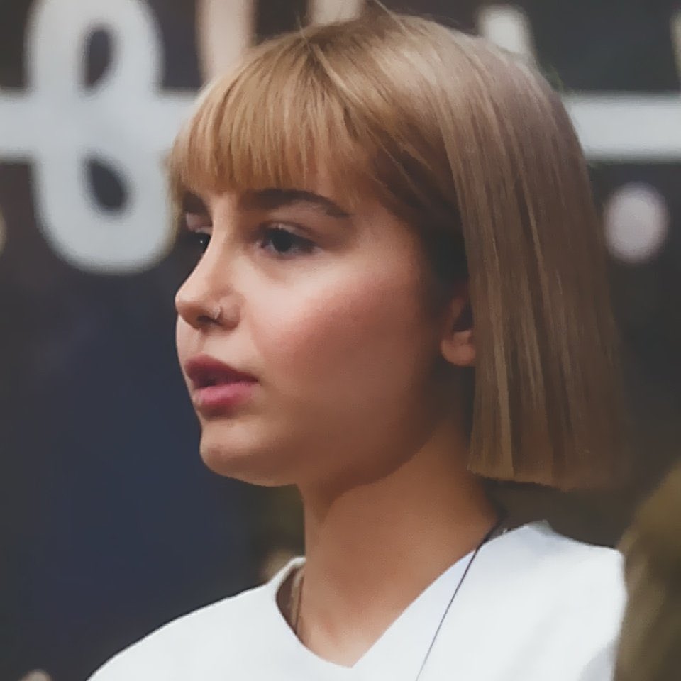 امروز شنبه ۱۴ مرداد، #نازیلا_معروفیان، خبرنگار و دانشجوی دانشگاه علامه طباطبایی اهل سقز و ساکن تهران، که در تاریخ ۱۷ تیر احضار و بازداشت شد، در پی فشارها در #زندان_اوین دچار  تپش قلب بالا شد و به بهداری زندان منتقل گردید که بهداری پس از تایید مشکل قلبی او، برای انتقال نازیلا