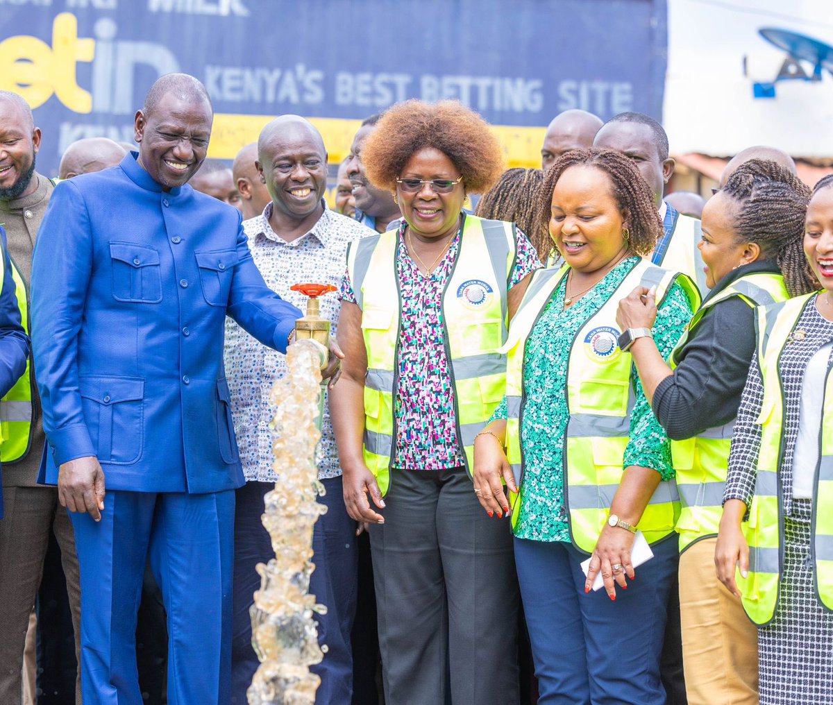 WahomeHon's tweet image. His Excellency Dr. William Samoei Ruto, CGH @WilliamsRuto has commissioned the  𝐊𝐄𝐑𝐔𝐆𝐎𝐘𝐀 - 𝐊𝐔𝐓𝐔𝐒 𝐖𝐀𝐓𝐄𝐑 𝐒𝐔𝐏𝐏𝐋𝐘 𝐏𝐑𝐎𝐉𝐄𝐂𝐓 in Kirinyaga County.

After completeion,  the number of targeted beneficiaries are 109,000 households making up 350,000 people as a…