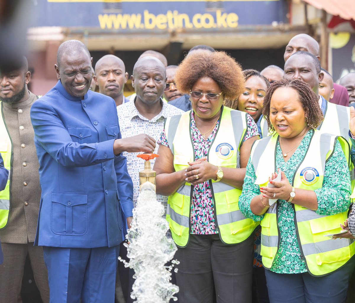 WahomeHon's tweet image. His Excellency Dr. William Samoei Ruto, CGH @WilliamsRuto has commissioned the  𝐊𝐄𝐑𝐔𝐆𝐎𝐘𝐀 - 𝐊𝐔𝐓𝐔𝐒 𝐖𝐀𝐓𝐄𝐑 𝐒𝐔𝐏𝐏𝐋𝐘 𝐏𝐑𝐎𝐉𝐄𝐂𝐓 in Kirinyaga County.

After completeion,  the number of targeted beneficiaries are 109,000 households making up 350,000 people as a…