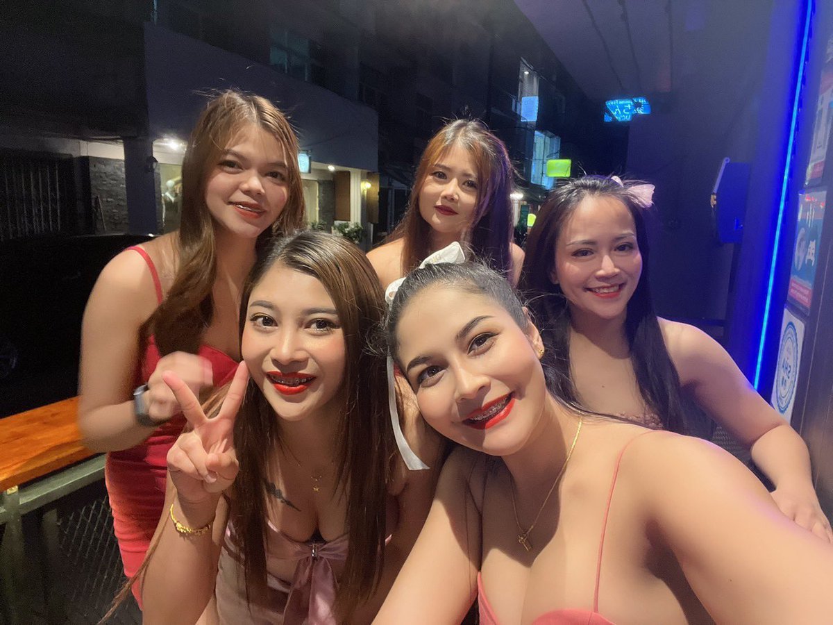 itzysnackbar's tweet photo. #ITZY です✨
週末土曜・日曜も通常通り営業してます🍷
最近雨が多いですが、皆様のご来店お待ちしております😁

#bangkok
#snack
#週末
#カラオケ https://t.co/4XrfdhiBOs