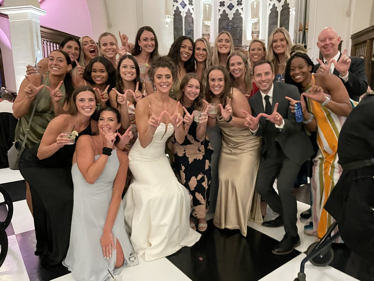 KellyPSheffield's tweet image. Lots of Badgers in the house for M.E. Dodge and Sam Houser’s wedding. Beautiful evening for a special couple.