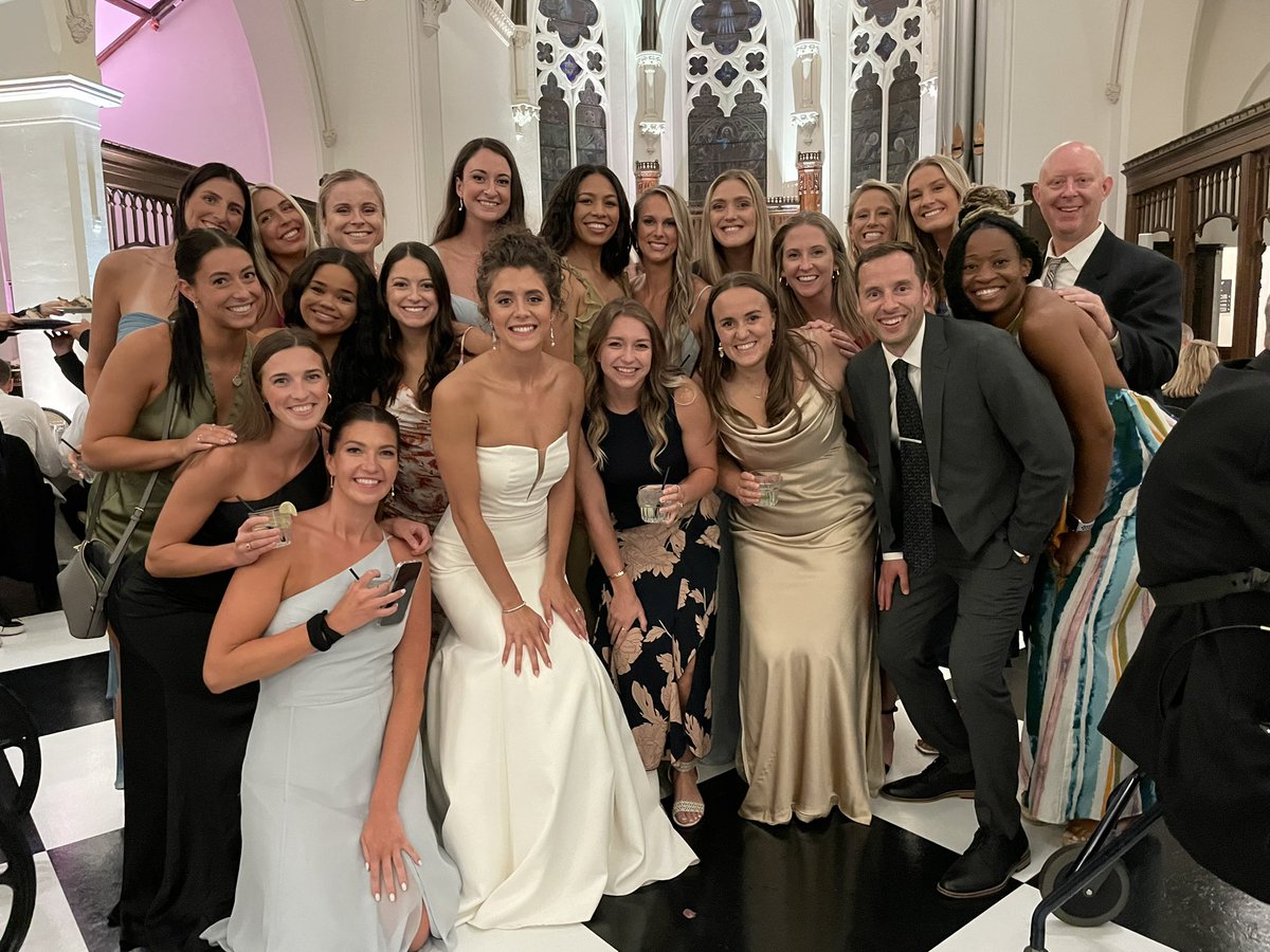 KellyPSheffield's tweet image. Lots of Badgers in the house for M.E. Dodge and Sam Houser’s wedding. Beautiful evening for a special couple.