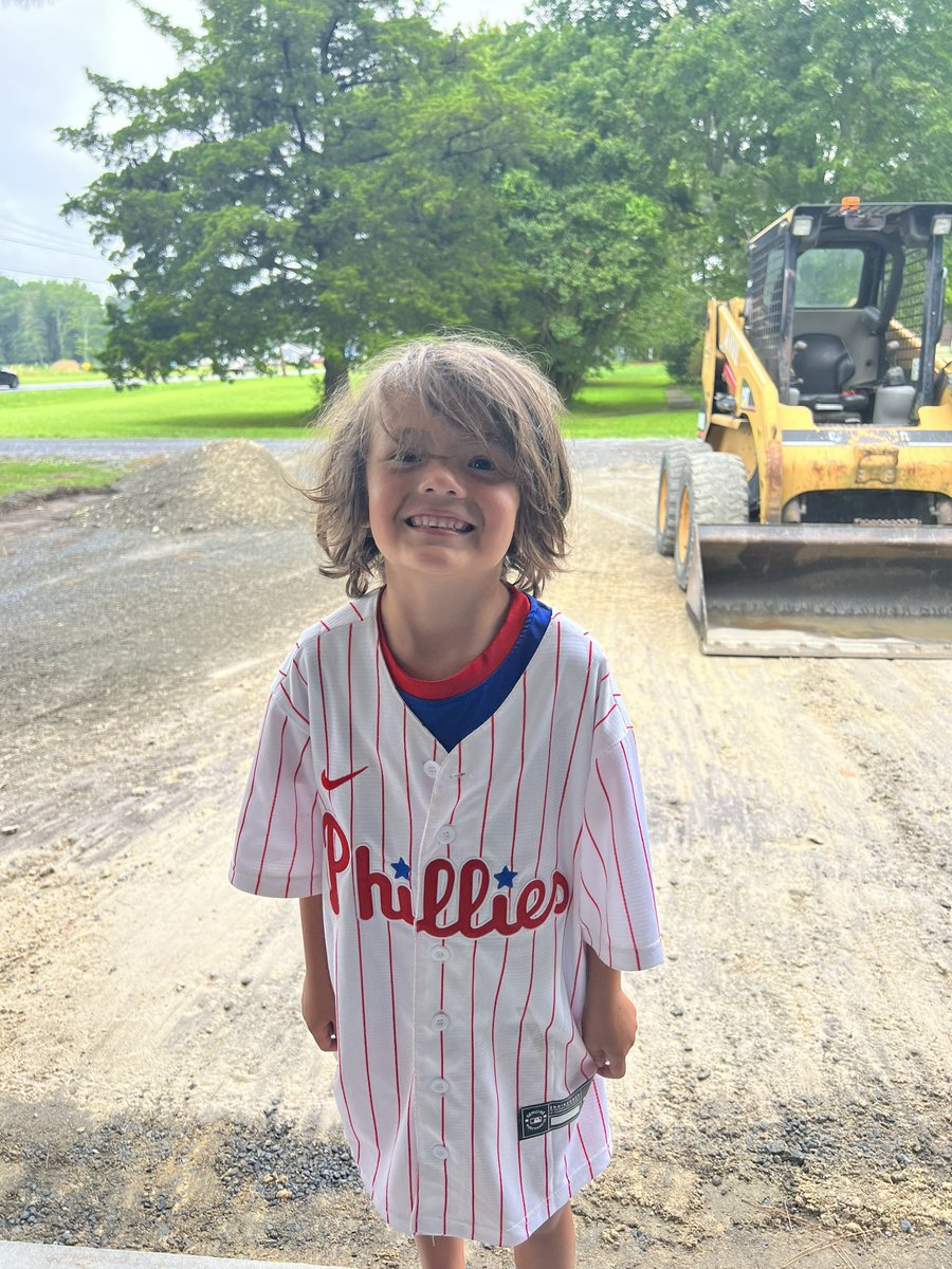 DjZman12's tweet photo. @bryceharper3 @Phillies Little man is ready for photo night!! https://t.co/ZZDtKWKBZD