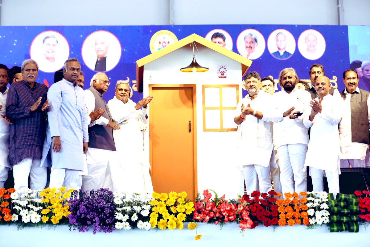 PriyankKharge's tweet photo. Sri. @kharge Sri @siddaramaiah Sri @DKShivakumar launch the #GruhaJyothi scheme in Kalaburgi by giving ZERO bills to those enrolled.

3 out 5 Guarantees are already delivered in less than 3 months of the Congress Government coming to power. https://t.co/78521eVC7C
