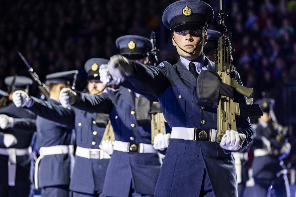 The @EdinburghTattoo is now officially underway! This year musicians from @RAFMusic are performing alongside the @kingscolour_sqn, the #RoyalAirForce Pipes & Drums and over 800 incredible people from around the world! #RAFMusic 🎺✈️🥁 #RoyalEdinburghMilitaryTattoo