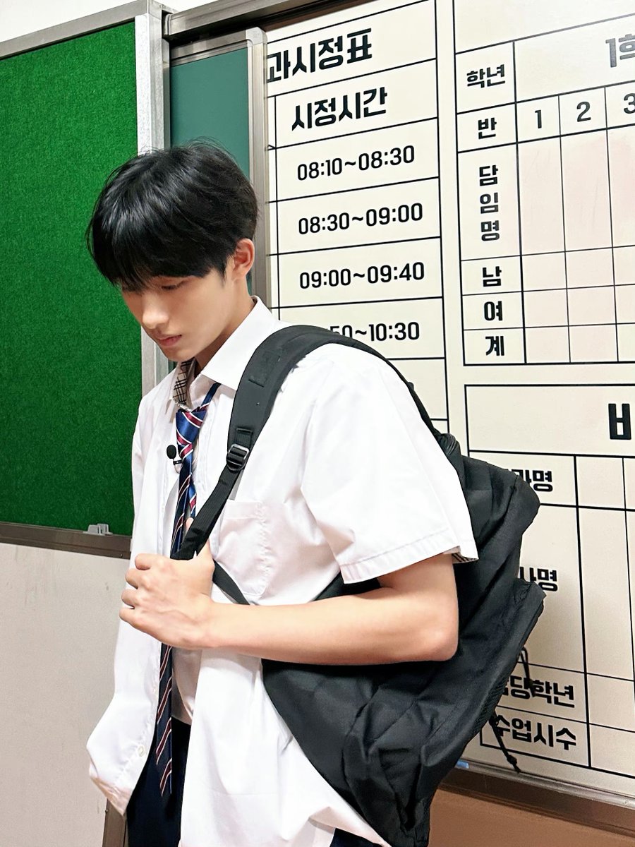 winwinhour's tweet photo. student winwin <3 https://t.co/AtrugOtali