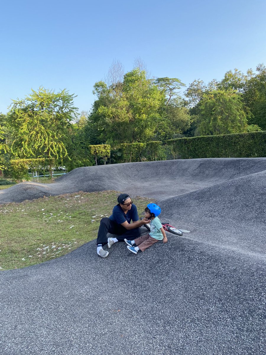 ikaaasuhaimi_'s tweet photo. Masa aku pakai kan dia helmet aku nak buckle up tu tersepit bawah dagu dia pastu dia melalak, kesian. Aku ckp lah sorry Adam mama tak sengaja, sorry tau mama tak perasan. Dia reply, mama Adam sayang mama 🥹 https://t.co/hLVgFfjvGp