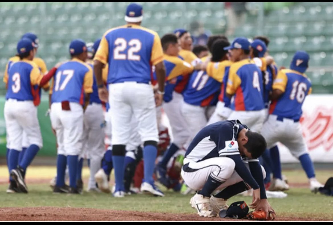 VzlanosMLB's tweet photo. Los chicos del Sub-12🇻🇪 ganaron a Corea del Sur 🇰🇷 y en definitiva van para el juego por la medalla de bronce 🥉 porque la victoria de USA 🇺🇸 ante China Taipei lleva a estos dos directos a la final! Que mundial han jugado los nuestros 💪🏻💪🏻💪🏻 💛💙❤️🇻🇪 https://t.co/VFV4IfvhPT