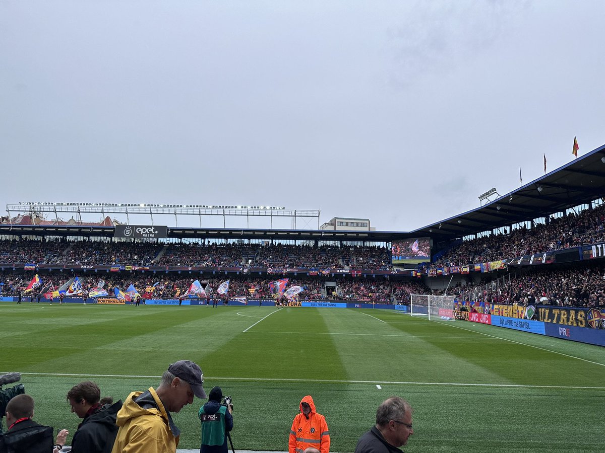 spartazpravy's tweet photo. Jste na deštivé Letné?😃☔️ #ACSPCE https://t.co/hwml2bEDqG