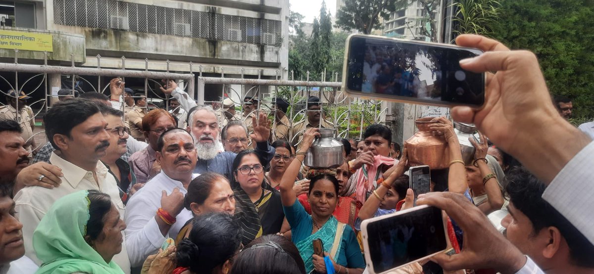 DrAjantaaYadav's tweet photo. As directed by Hon'ble @VarshaEGaikwad Ji President @INCMumbai North Mumb Dist office bearers protested against bmc rsouth wd off submitted memorandum to ward officer for negligence of mcgm officers & works not carried out.
#bmc #pe #halla #bhol
@RahulGandhi
#MorchaAgainstBMC https://t.co/pT2GnXVhOC