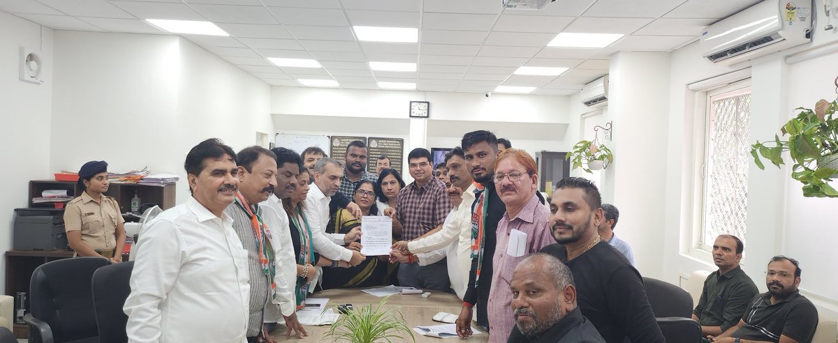 DrAjantaaYadav's tweet photo. As directed by Hon'ble @VarshaEGaikwad Ji President @INCMumbai North Mumb Dist office bearers protested against bmc rsouth wd off submitted memorandum to ward officer for negligence of mcgm officers & works not carried out.
#bmc #pe #halla #bhol
@RahulGandhi
#MorchaAgainstBMC https://t.co/pT2GnXVhOC