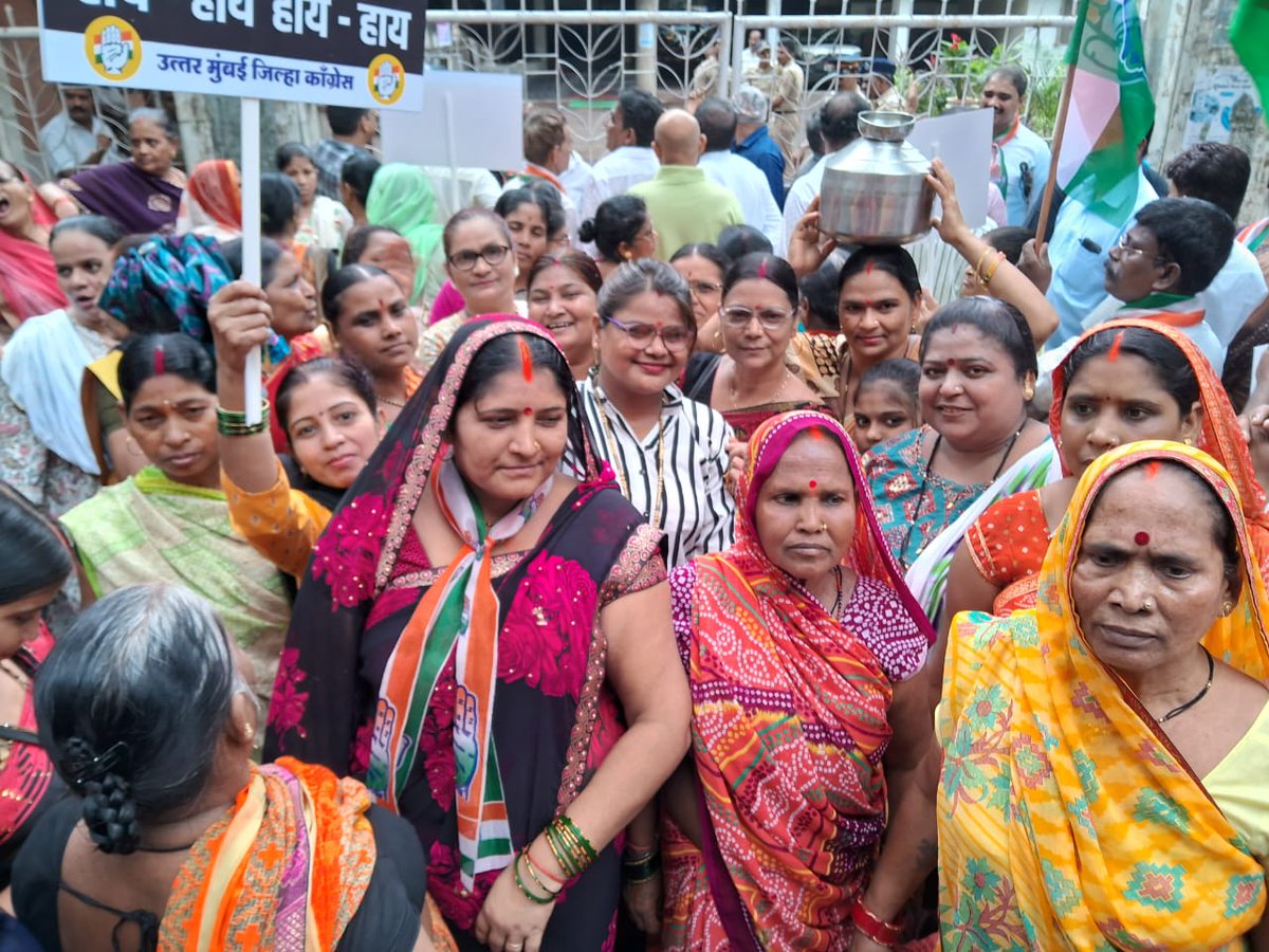 DrAjantaaYadav's tweet photo. As directed by Hon'ble @VarshaEGaikwad Ji President @INCMumbai North Mumb Dist office bearers protested against bmc rsouth wd off submitted memorandum to ward officer for negligence of mcgm officers & works not carried out.
#bmc #pe #halla #bhol
@RahulGandhi
#MorchaAgainstBMC https://t.co/pT2GnXVhOC