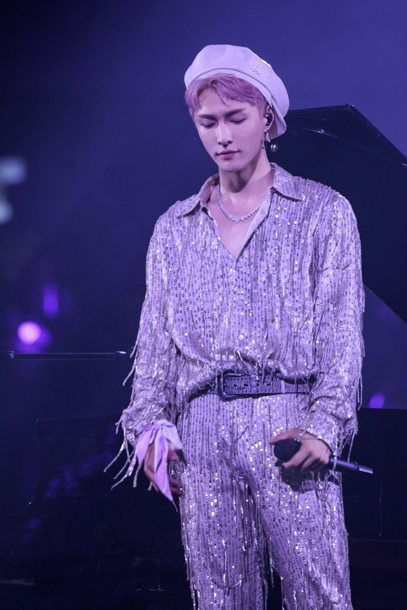 lay_studio's tweet photo. Unmatched in love, unbreakable in romance. Make a wish to Lay, let him hear your voice. Can you feel the silver light + fluorescent ceremony from Captain @layzhang? #LAY_GRANDLINE2023 https://t.co/bVudhelmaD