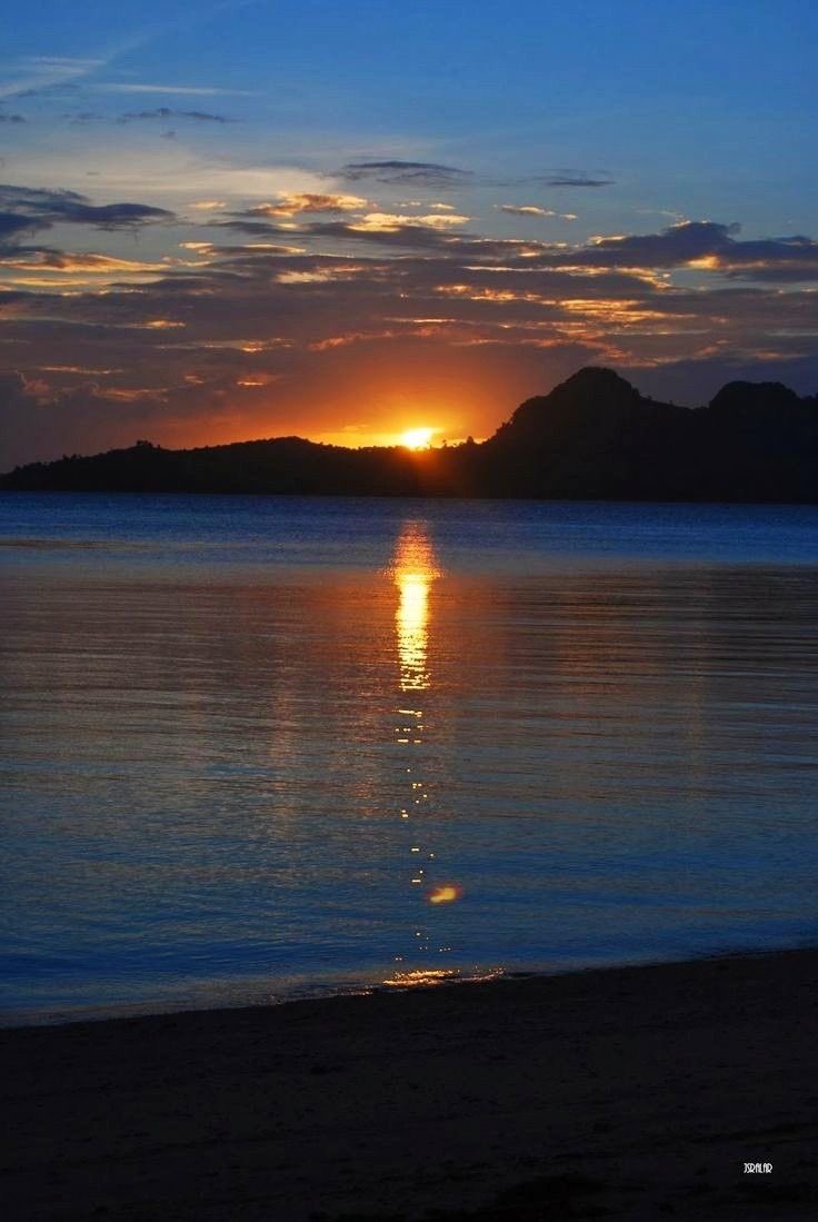 maestramarney's tweet photo. “Take the back roads, kick your shoes off and walk barefoot in the grass, fall in love under a blanket of stars. Share the type of intimacy that makes you forget about your shields. Because life is short but magical. And those are the moments you’ll remember. Good morning, loves” https://t.co/ECyNWdOHZ3