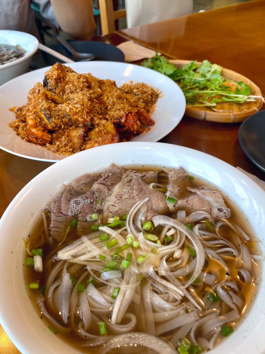 mukgodanyeoyo's tweet photo. 해운대 달맞이길 콕콕! 일단 지금까지는 제 인생 최고의 베트남 음식점이에요... 고수 처음 먹어봤는데 생각보다 향수맛 안 나고 괜찮더라고요?!! 쌀국수가 담백하면서 진짜 시원한 맛이고 사이드로(?) 마늘새우 꼭 추가해야 해요... 이국적인 매콤달콤함이 입혀진 새우튀김이랑 가지튀김 잡솨봐...🥹 https://t.co/bdlPqybHbz