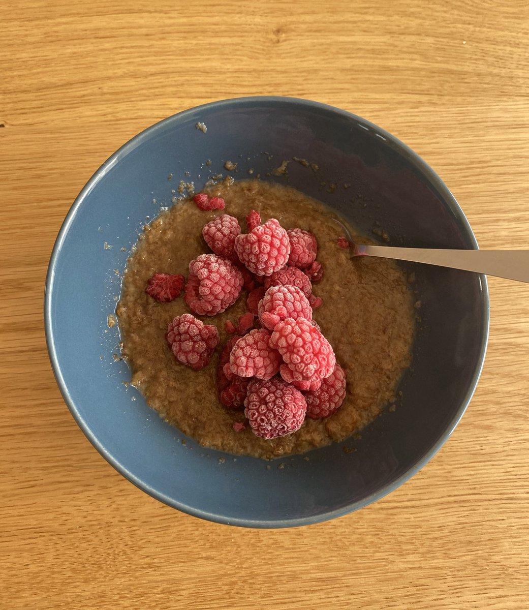 mxriidk's tweet photo. 2 weetabix with hot water and raspberries - 180 kcal
new fav! filling as well https://t.co/6s2MzwLiZJ