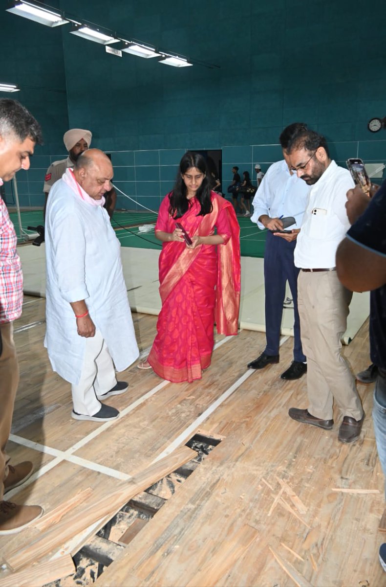 IAS_Shena's tweet photo. Inspected at shastri badminton hall near guru nanak stadium and directed the concerned officials to issue notice and impose penalty to contractor over anomalies in the wooden flooring of badminton hall.
.
.
.
#inspection #shenaaggarwal #mcl #drshenaaggarwal #iasshenaaggarwal https://t.co/sUY2RNKoYp