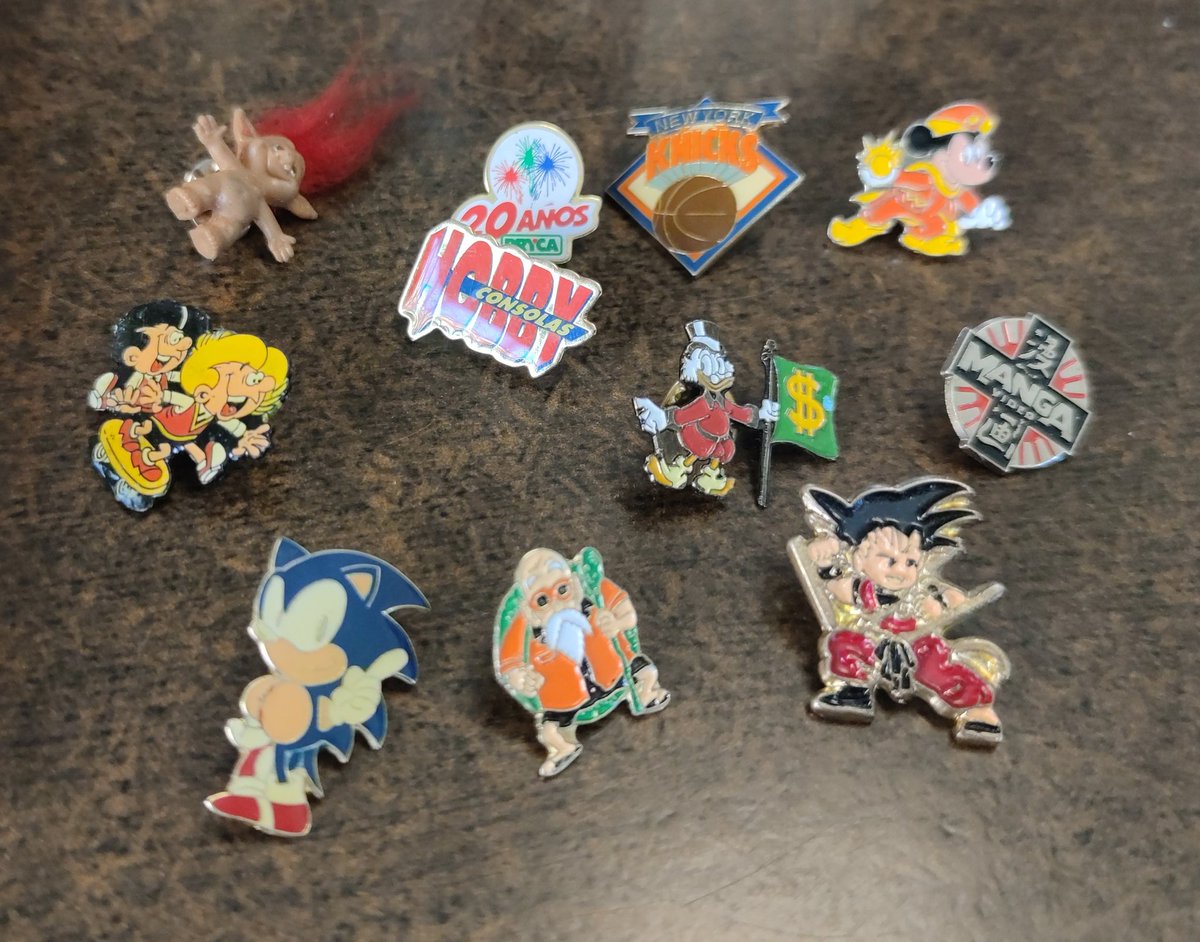 RetroplayingBCN's tweet photo. Algunos pin que he pillado en el rastro de celrà esta mañana #videojugos #retrogames https://t.co/4X73vwzKDD