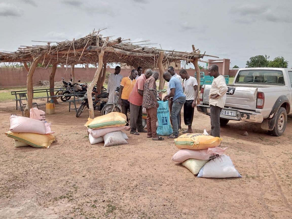 ONG_Amedd's tweet photo. En ce début d’hivernage, #AMEDD et ses partenaires financiers ont entamé la distribution de semences améliorées et des engrais à ses producteurs intervenants dans la  mise en œuvre du #projetP2REF. #Impacts2023 https://t.co/lTVOB1pILq