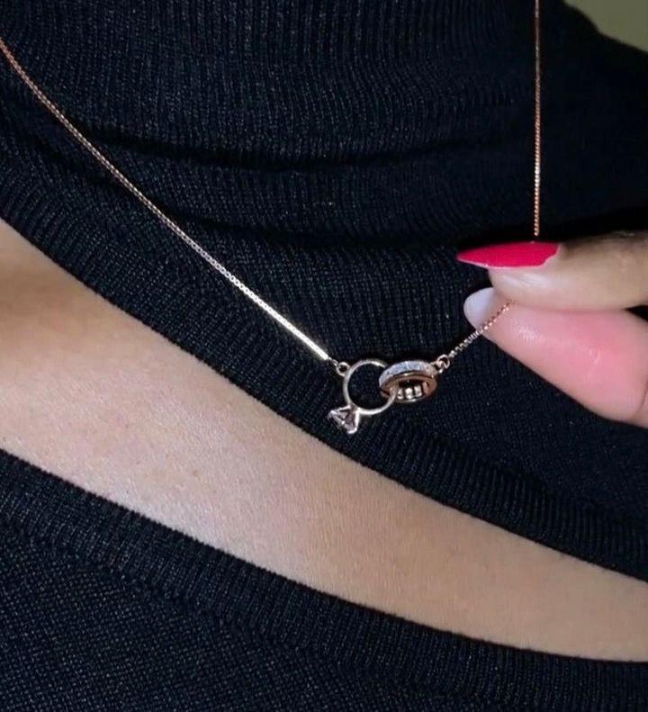 FollesPensee's tweet photo. Ce collier de promesse est incroyable 😻 qui me l’offre ? https://t.co/VQ2rDDdYEQ
