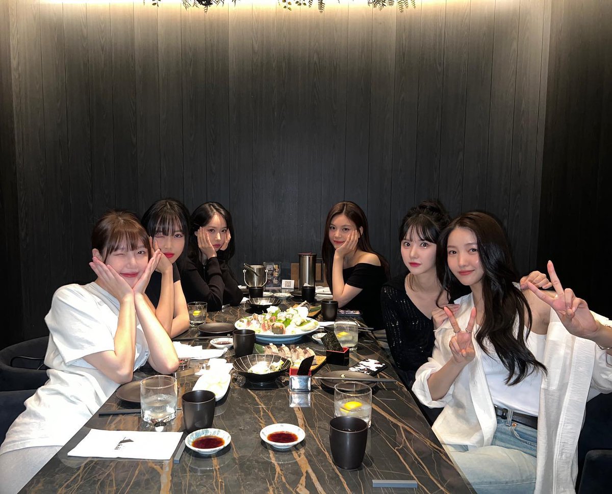 vivizqueenth's tweet photo. พี่ #โซวอน มาอัพรูปสาวๆ #จีเฟรนด์ค่า ไปกินข้าวด้วยกัน น่ารักมาก คิดถึงมากๆเลยค่ะ😭

#GFRIEND #VIVIZ @VIVIZ_official https://t.co/7iMQmj4Q13