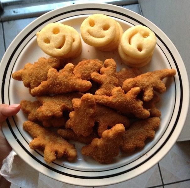Order up!

One heart shaped pizza for @halperism and one plate of Dino nuggets and fries for <a href="/vesnyanochkoo/">『manú🇺🇦』</a> from @bachinskitwt 

Enjoy!