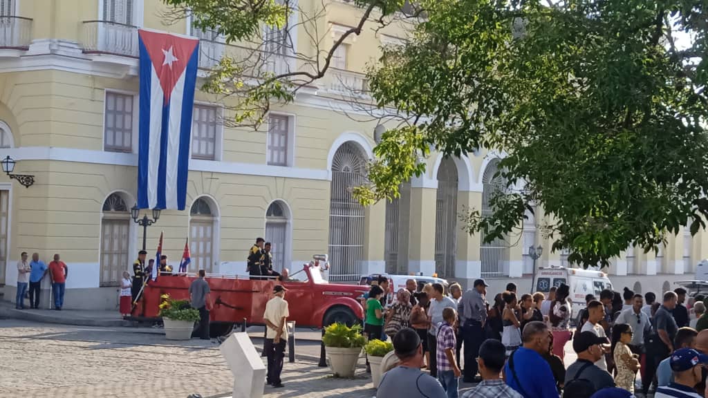 DeCubaplus's tweet photo. 📯Representación de #AduanaMatanzas en el🛐homenaje póstumo por el Aniversario de los 17 héroes👨‍🚒caídos en el sagrado⛪cumplimiento⛑del deber durante el siniestro🔥 de Supertanquero🚢 #CubaViveEnSuHistoria #BomberosDeCuba https://t.co/FPUTnw4WXJ