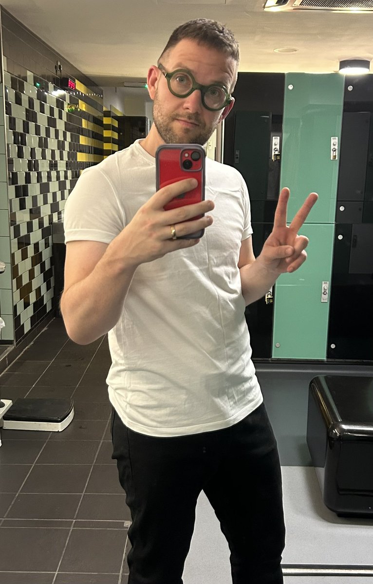 XtopherCalvert's tweet photo. The first pic was taken exactly a year ago, the second was last week. It’s good to look back and see the progress! I was feeling so unhealthy and wasn’t happy before. Still some work to do, but much happier because I’m more in control now 🥰 https://t.co/zTnNDRdrth