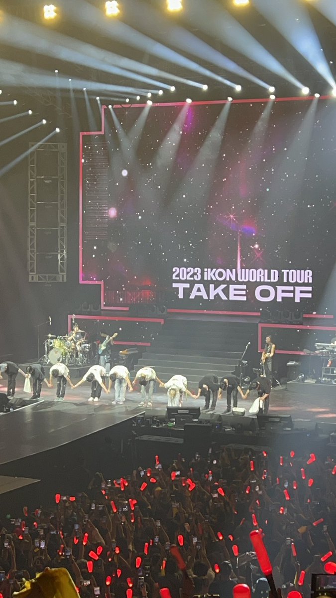ikonic4evs's tweet photo. iKON IS INSAAAAANE https://t.co/MpXYhdc2EE