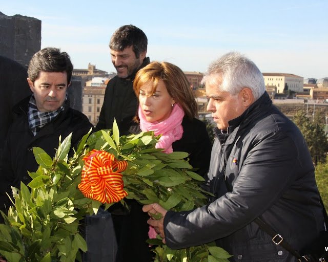 OscenseFSSR's tweet photo. La alcaldesa de Huesca inauguró en 2014 el monumento a la memoria histórica en el parque del encuentro y ayer firmaba sonriente con vox para gobernar en Aragón. https://t.co/967B7IRzLL