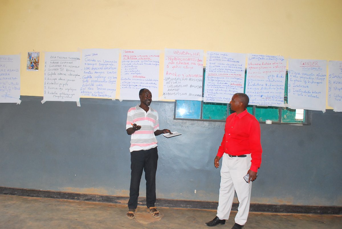 HealthForCommu1's tweet photo. #Mpinduke,mpindure abandi,mfatanye nuwo twashakanye #kurera abana twabyaye duharanira kutwigiraho #UBURINGANIRE #NUBWUZUZANYE
@Aegis_Trust ,@NARwanda @HuyeDistrict @RwandaGender https://t.co/A23Pa2Qa2z