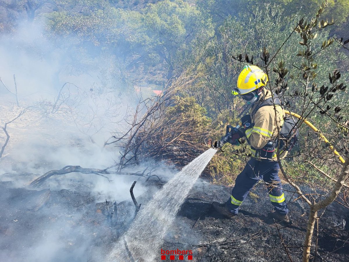 bomberscat's tweet photo. A #IFPortbou hi treballen 280 efectius #Bomberscat Ataquem de manera intensa al flanc dret, que té potencial forestal i d'afectació urbana. 4 efectius i 2 ciutadans han estat atesos per @semgencat per afectacions lleus. Les restriccions de trànsit i confinaments segueixen vigents https://t.co/CCFGByit7c