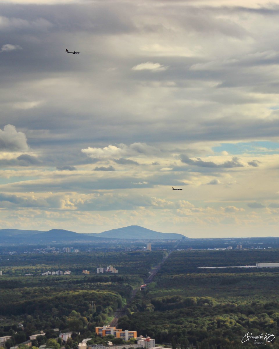 exploringwithAB's tweet photo. Parallel landing at Frankfurt
#Travel #Frankfurt #travelblogger #travelphotography @Airport_FRA @VisitGermanyUK #exploringwithab https://t.co/dApPPnLUm4