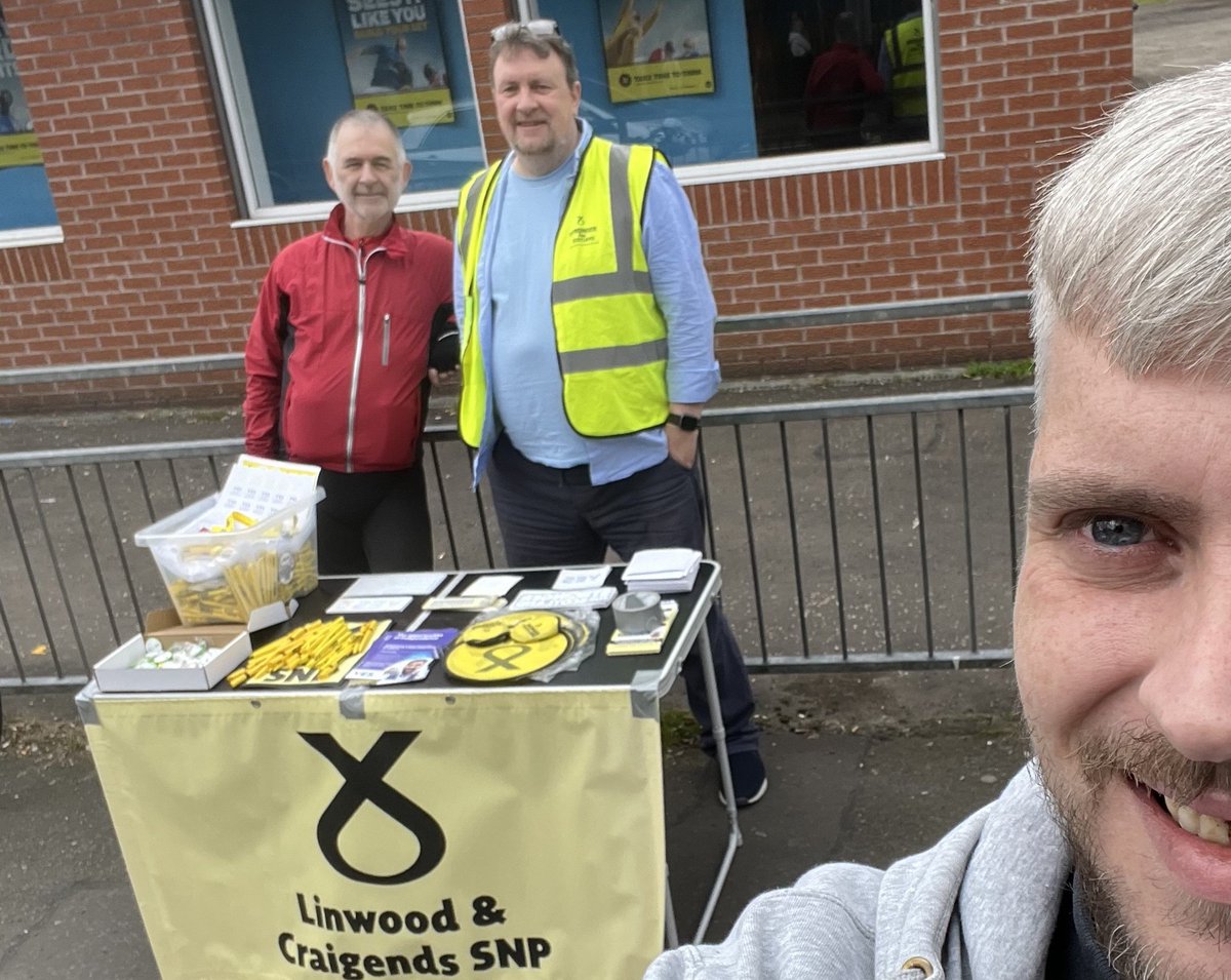LinwoodAndCSNP's tweet image. Out earlier in Linwood as part of the SNP #DayOfAction with local members and Cllr @RobertInnes. A few new members will be signing up :-) #ActiveSNP